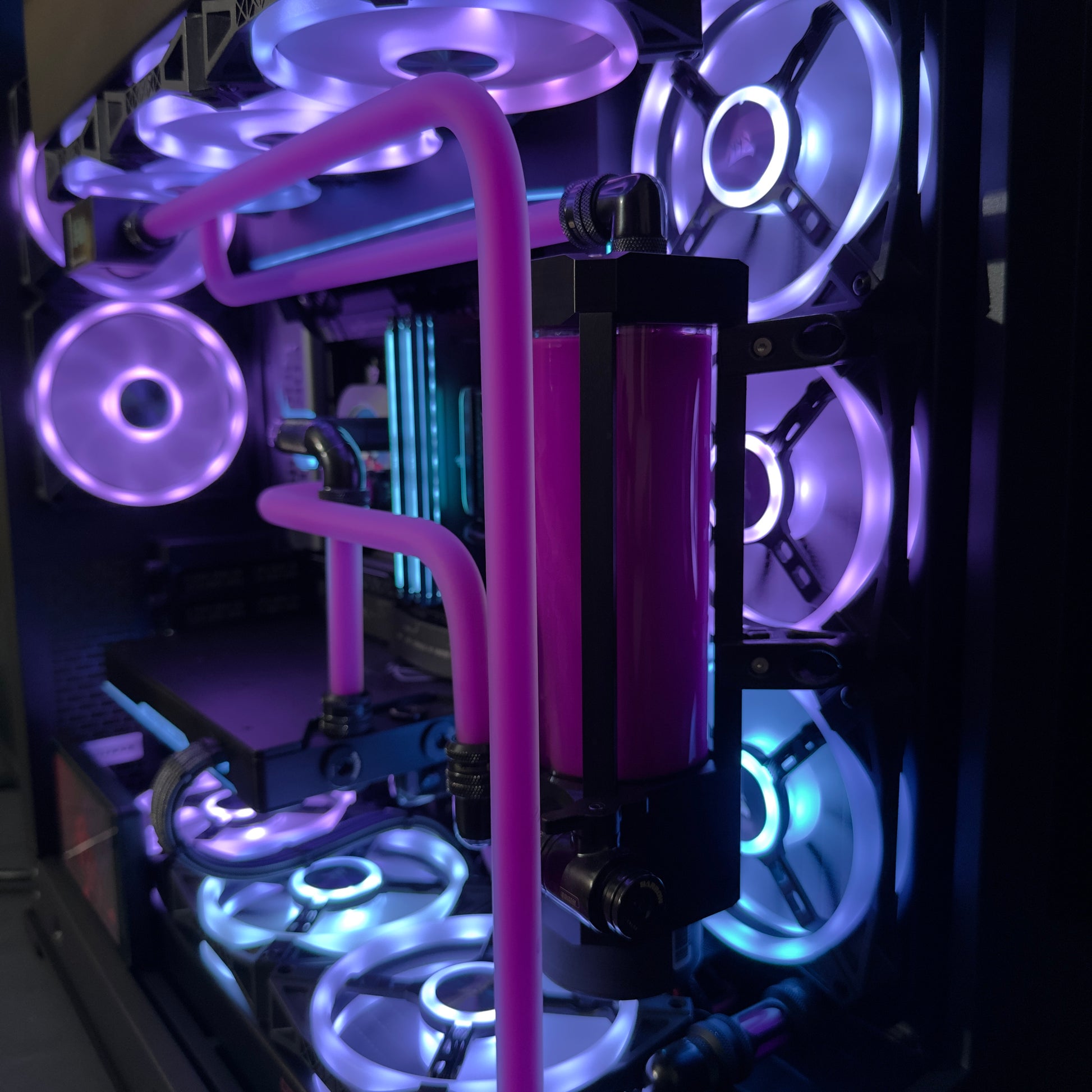High-End Gaming PC Custom Wasserkühlung LCD