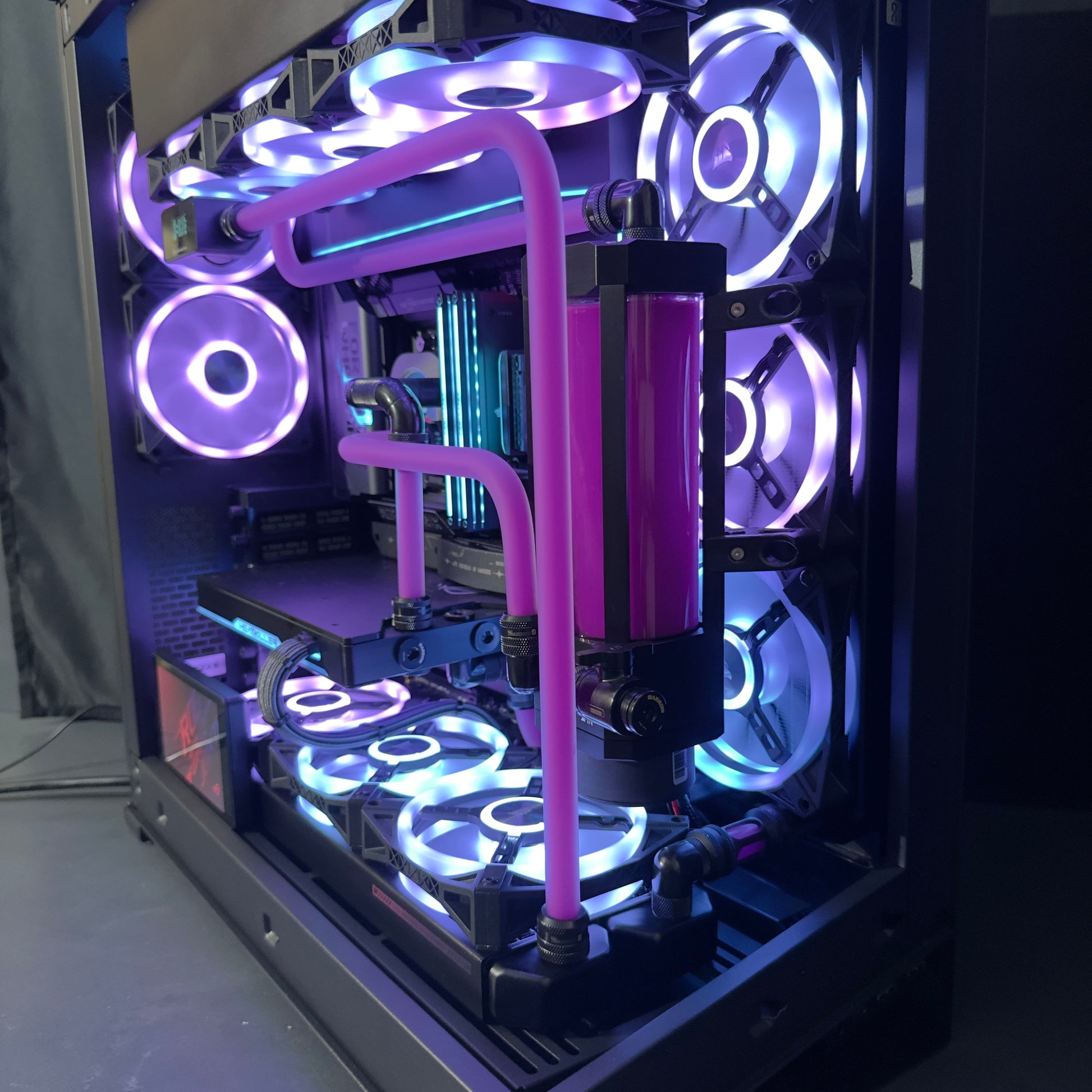 High-End Gaming PC Custom Wasserkühlung Seiten Ansicht
