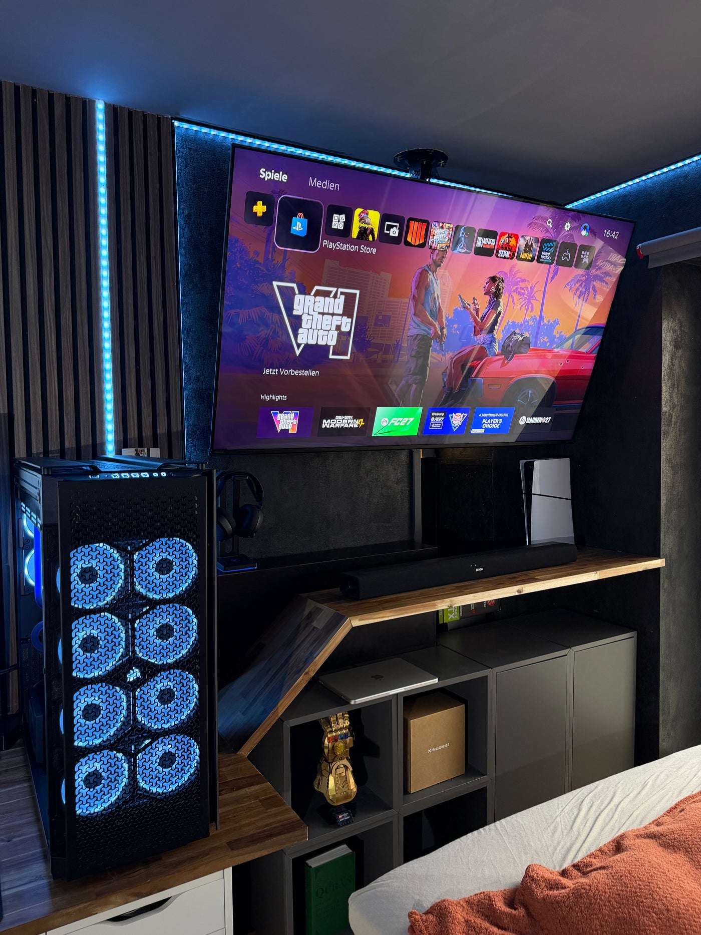 Raumübersicht mit Meerwasseraquarium, Gaming-Setup und dem Übergang zur Medienwand