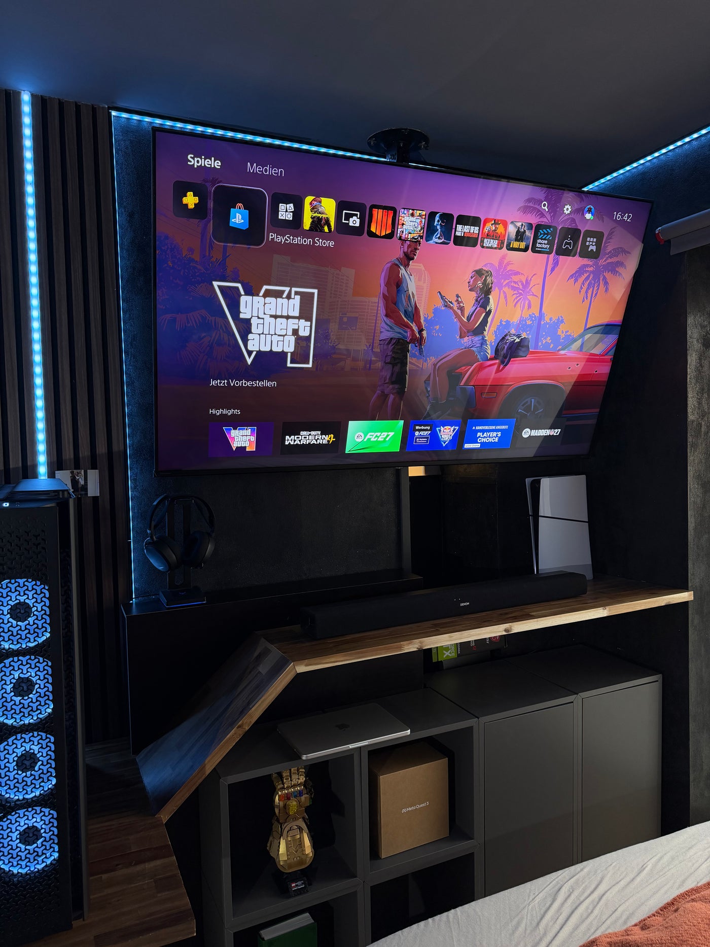 Anbauwand mit deckenmontiertem Fernseher, PS5 und Soundbar