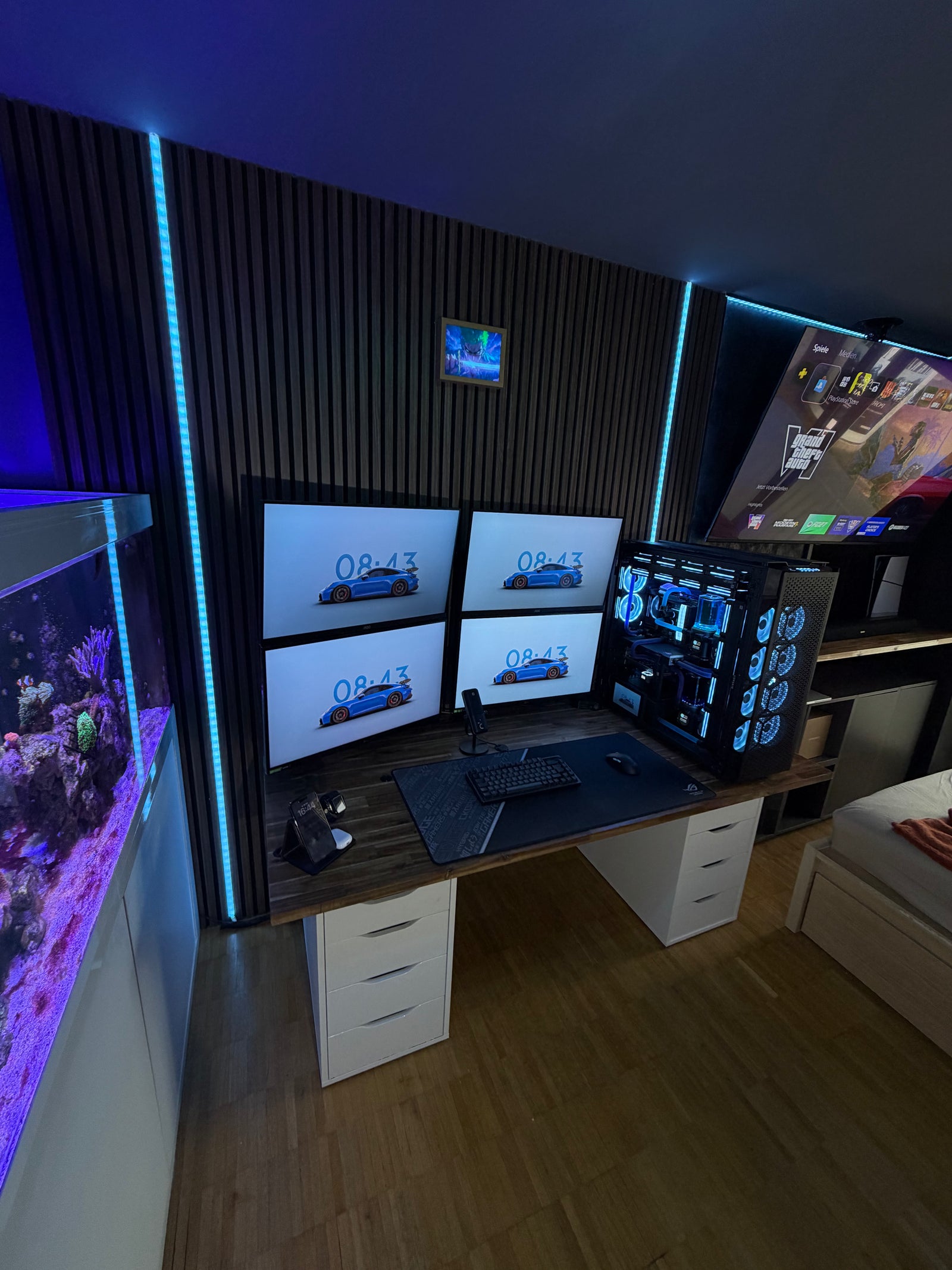 Aquarium und Arbeitsplatz im gemeinsamen Raumkonzept