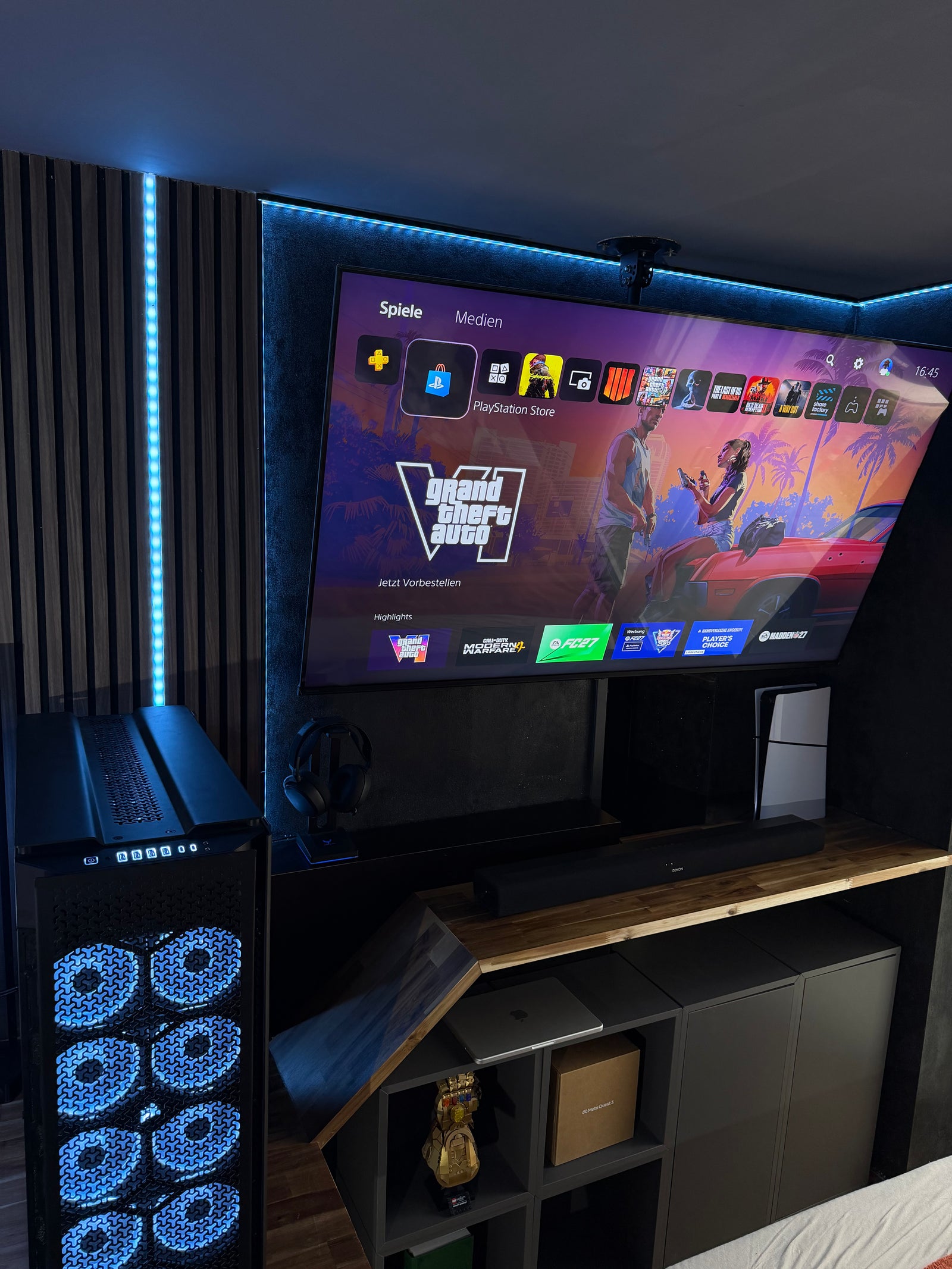Anbauwand mit montierter TV-Deckenhalterung, PS5 und Soundbar